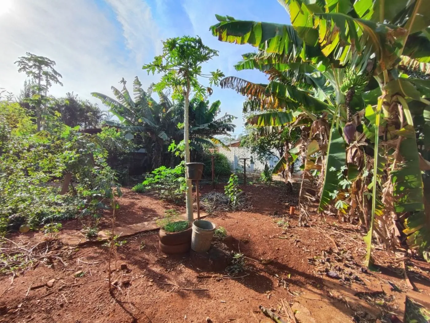 Imóvel amplo e funcional, ideal para quem busca conforto, espaço externo e ótima estrutura, com excelente aproveitamento do terreno.