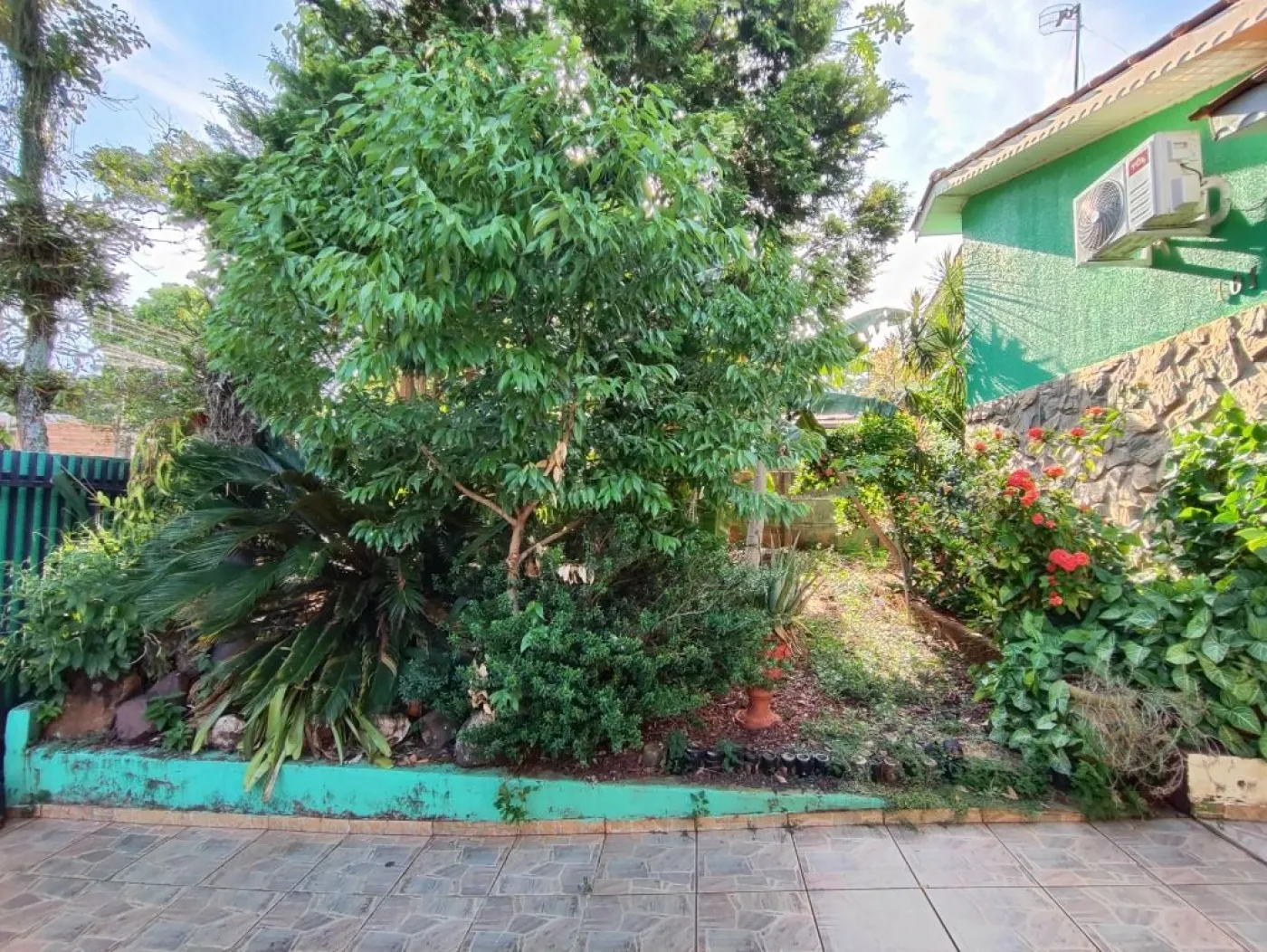Imóvel amplo e funcional, ideal para quem busca conforto, espaço externo e ótima estrutura, com excelente aproveitamento do terreno.
