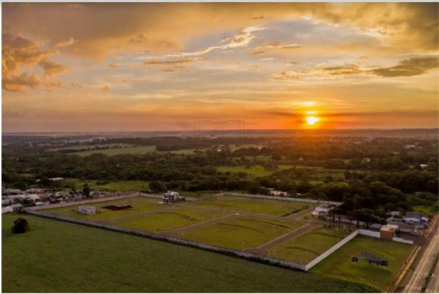 TERRENO COM 360 m² EM CONDOMÍNIO FECHADO