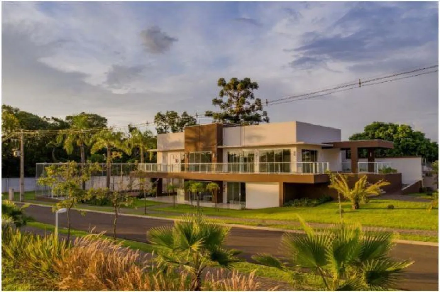 TERRENO COM 360 m² EM CONDOMÍNIO FECHADO