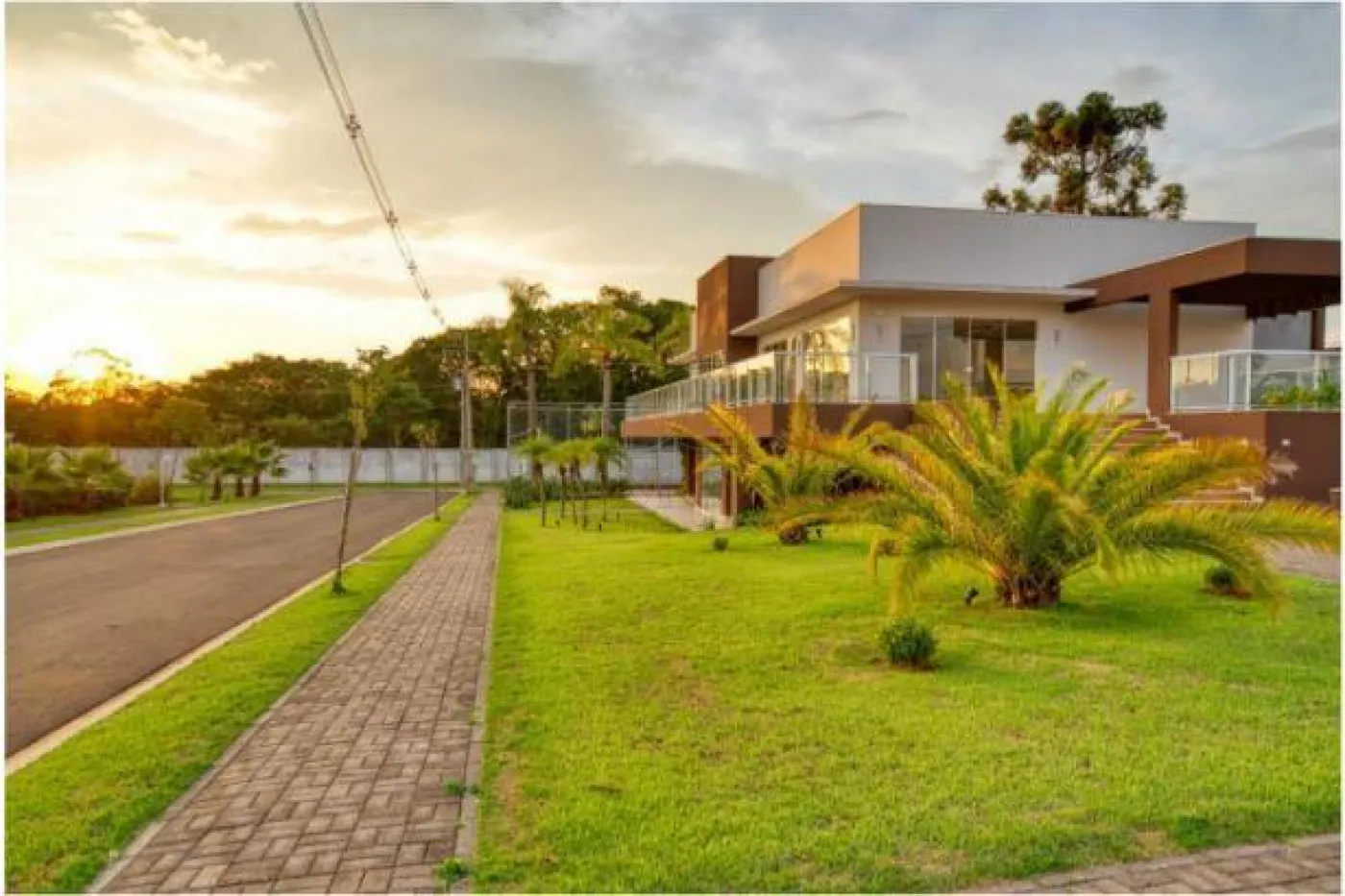 TERRENO COM 360 m² EM CONDOMÍNIO FECHADO