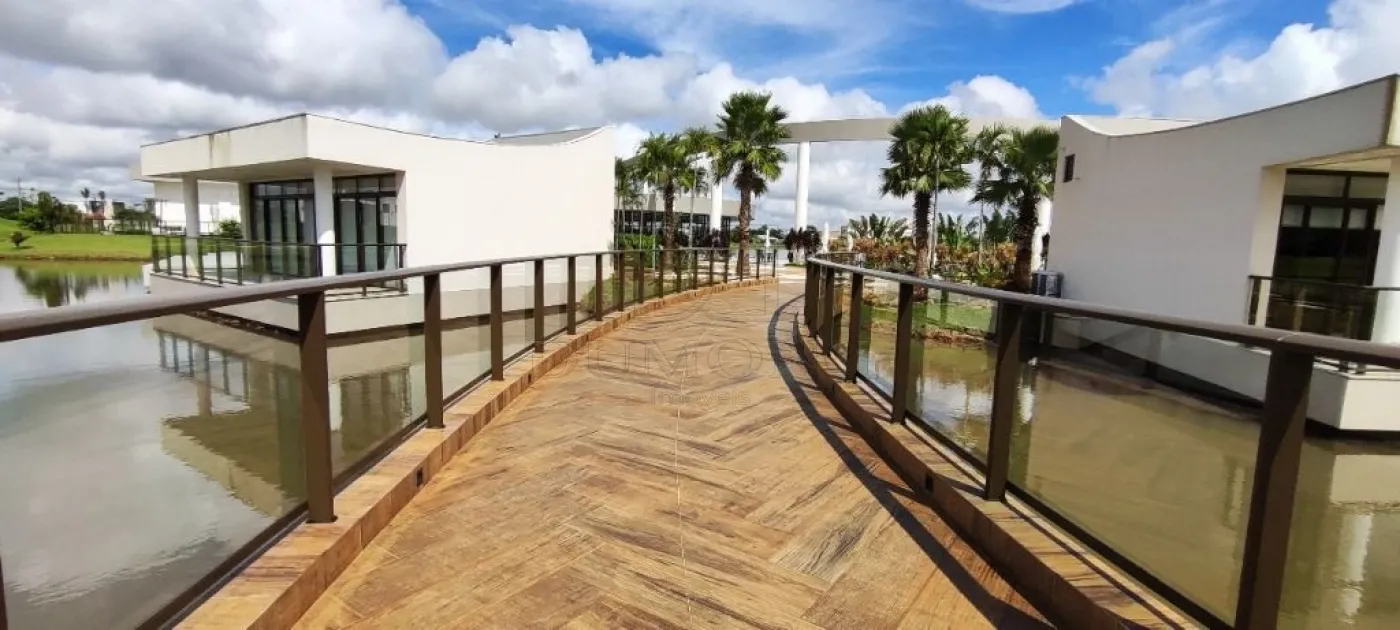 Casa de alto padrão no prestigiado Condomínio Royal Boulevard Yacht. Esta residência térrea foi cuidadosamente projetada para entregar o máximo em conforto, elegância e sofisticação. Com um design contemporâneo aliado à tecnologia de ponta, cada