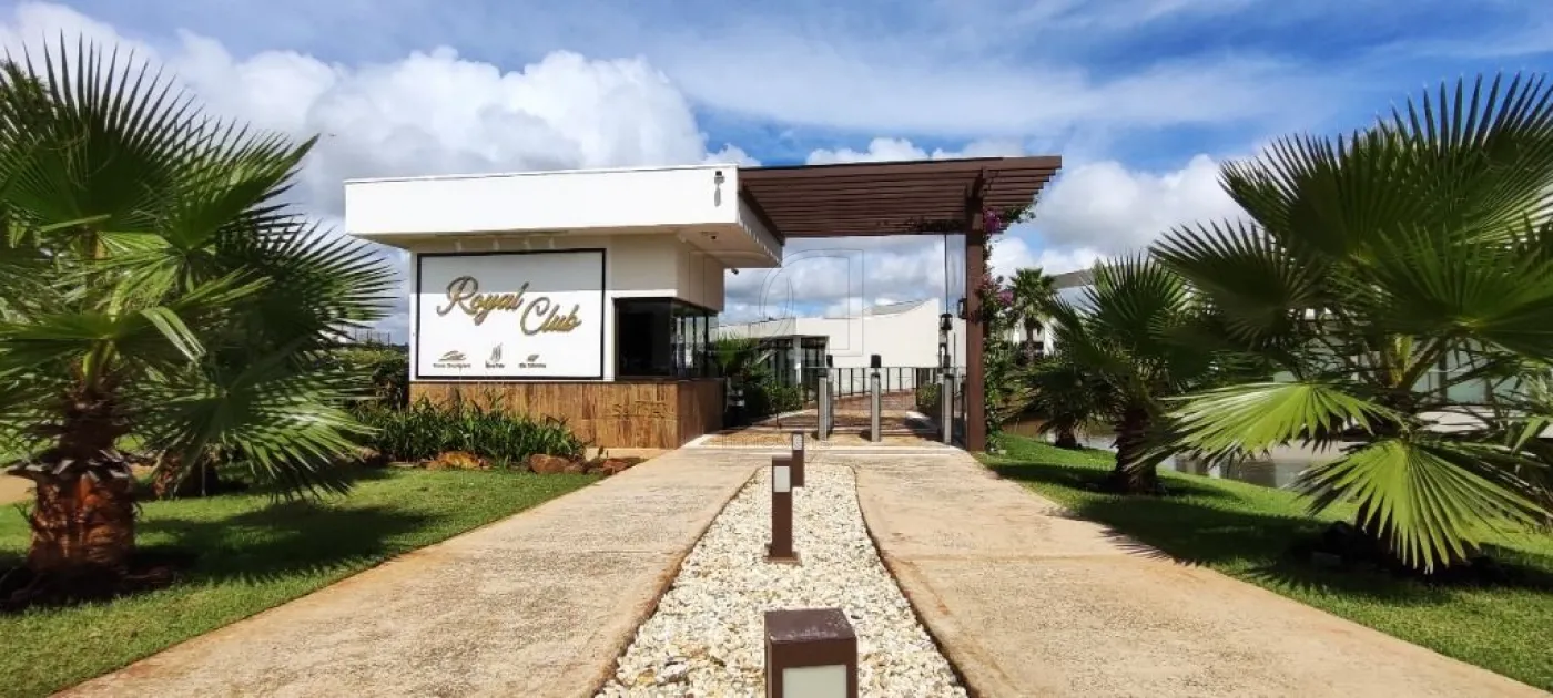 Casa de alto padrão  no prestigiado Condomínio Royal Boulevard Yacht. Esta residência térrea foi cuidadosamente projetada para oferecer o máximo em conforto e sofisticação, combinando um design com tecnologia de ponta.
