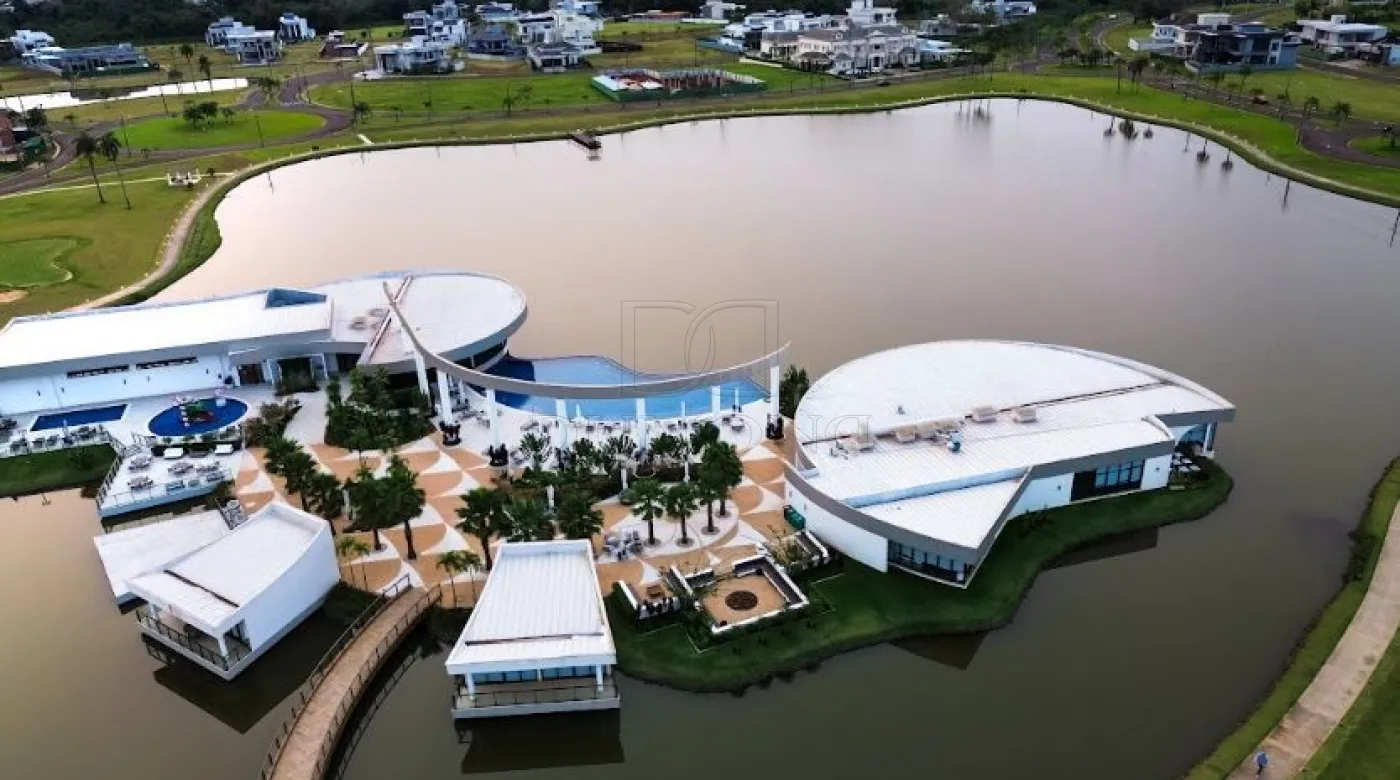 Casa de alto padrão  no prestigiado Condomínio Royal Boulevard Yacht. Esta residência térrea foi cuidadosamente projetada para oferecer o máximo em conforto e sofisticação, combinando um design com tecnologia de ponta.