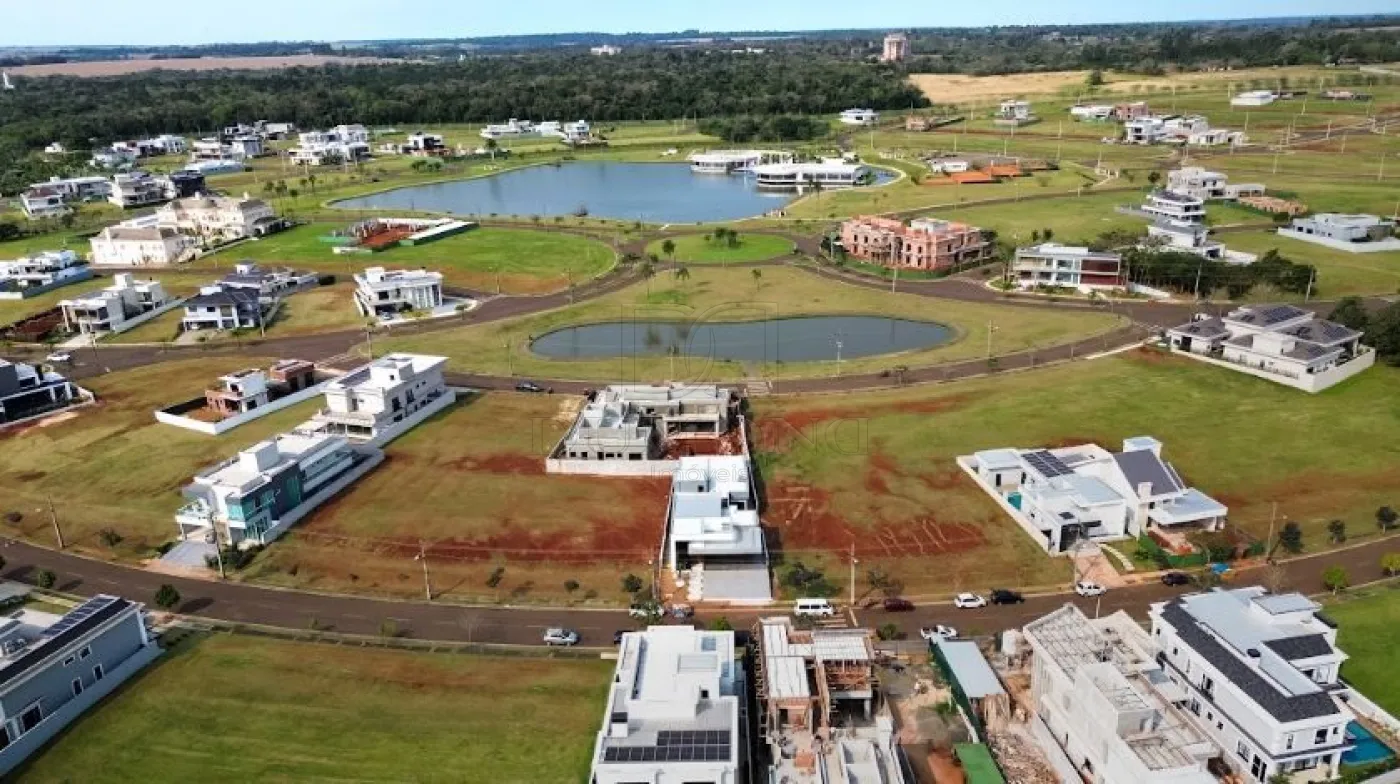 Casa de alto padrão  no prestigiado Condomínio Royal Boulevard Yacht. Esta residência térrea foi cuidadosamente projetada para oferecer o máximo em conforto e sofisticação, combinando um design com tecnologia de ponta.