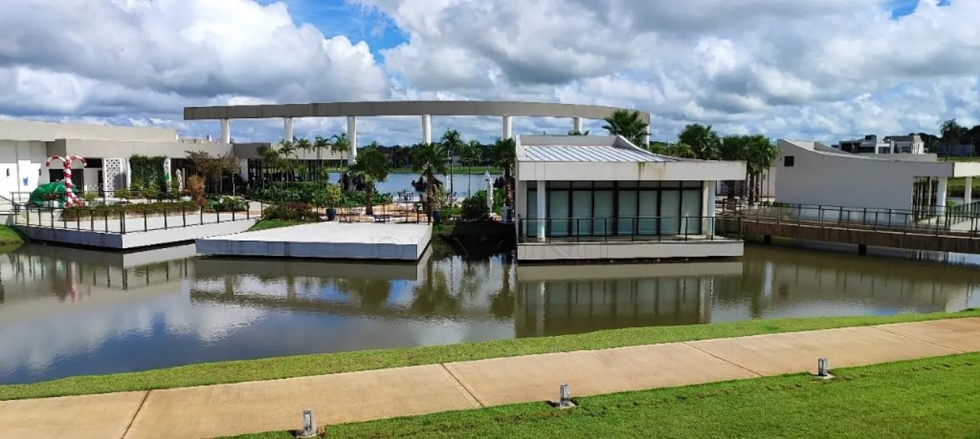 Casa de alto padrão  no prestigiado Condomínio Royal Boulevard Yacht. Esta residência térrea foi cuidadosamente projetada para oferecer o máximo em conforto e sofisticação, combinando um design com tecnologia de ponta.