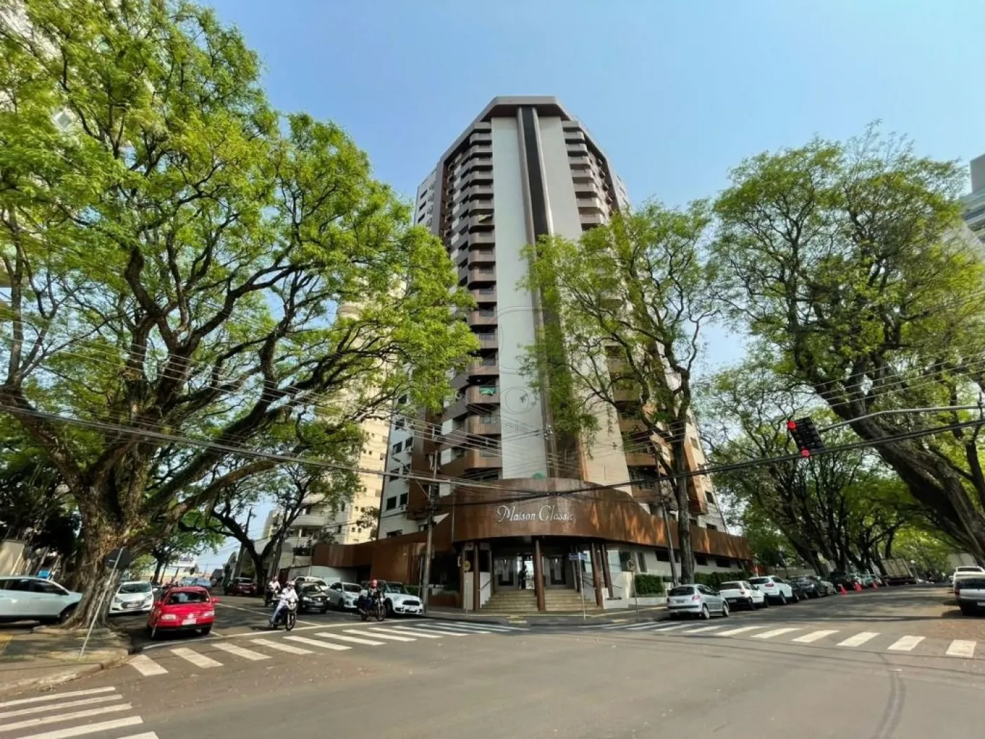 Apartamento Duplex com 4 dormitórios à venda com 384 m² por R$ 2.500.000 no Edifício Maison Classic em Foz do Iguaçu