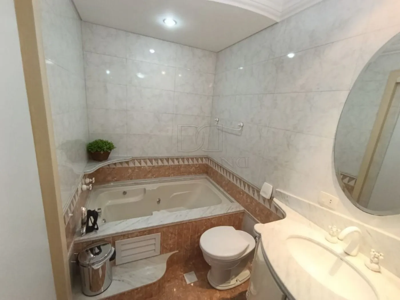 Apartamento Duplex com 4 dormitórios à venda com 384 m² por R$ 2.500.000 no Edifício Maison Classic em Foz do Iguaçu