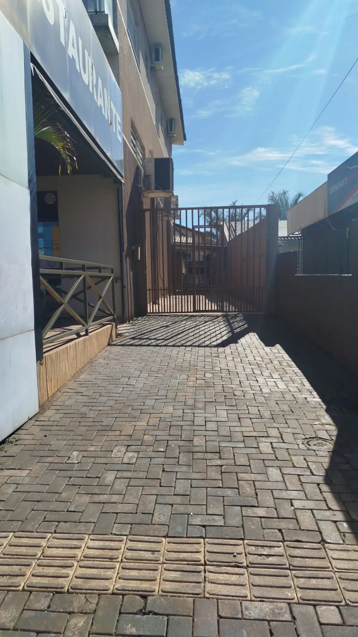 Prédio Comercial e Residencial localizado