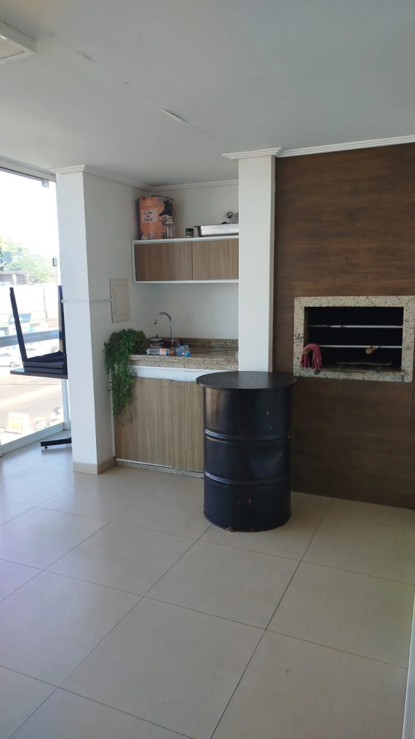 Prédio Comercial e Residencial localizado