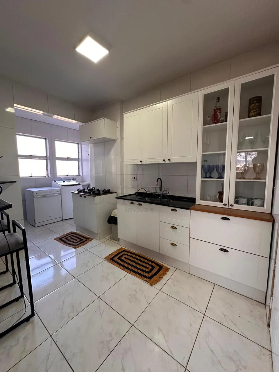 Apartamento com 2 dormitórios, sendo 1 suíte com closet, no Edifício Residencial Shangri-Lá