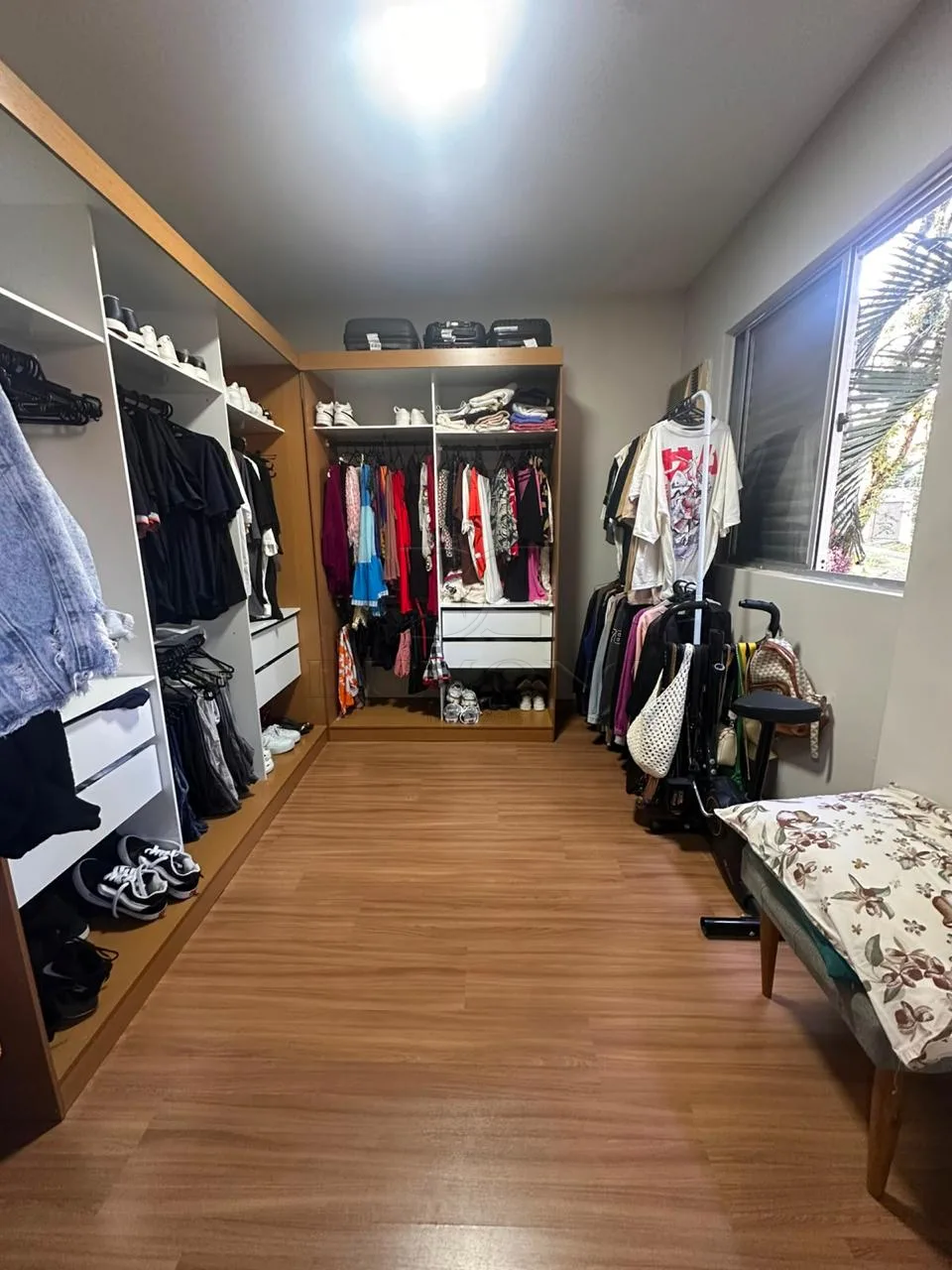 Apartamento com 2 dormitórios, sendo 1 suíte com closet, no Edifício Residencial Shangri-Lá