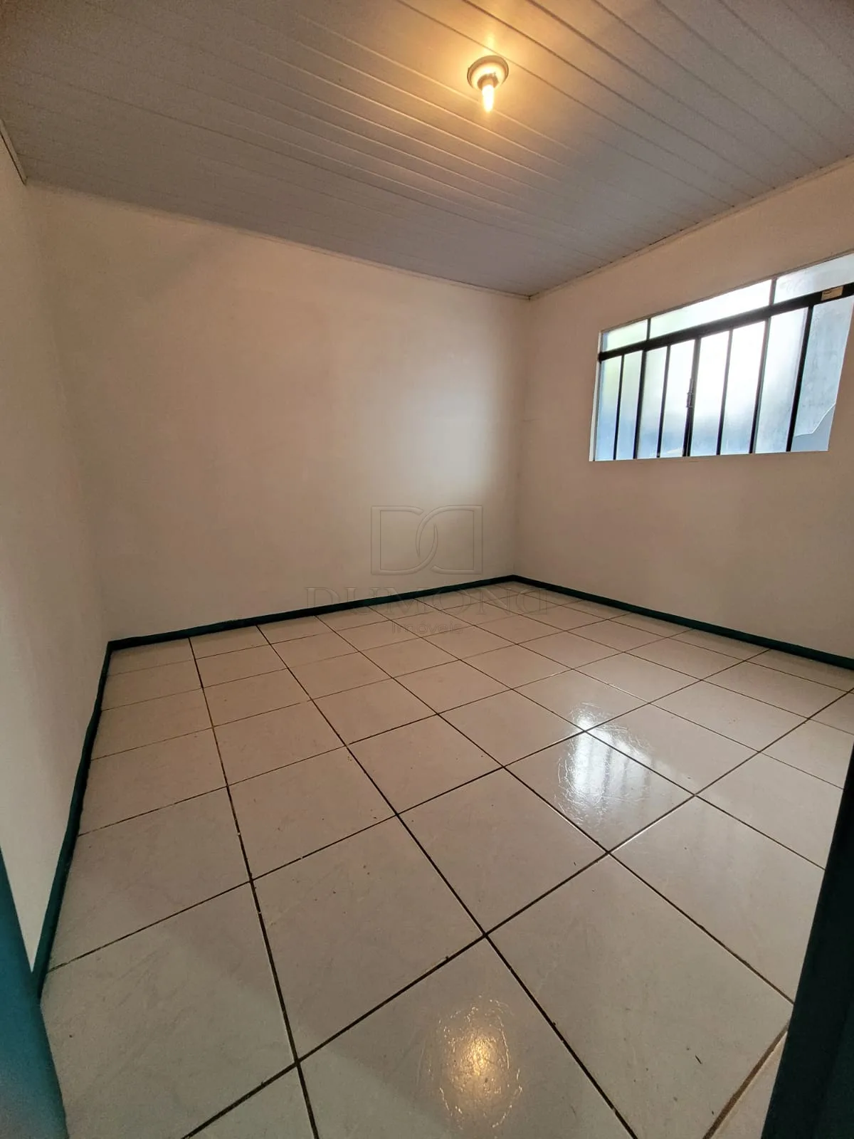 Casa com Sala Comercial à Frente, 2 Quartos, Garagem para 2 Carros e Espaço para Ampliar em Foz do Iguaçu.
