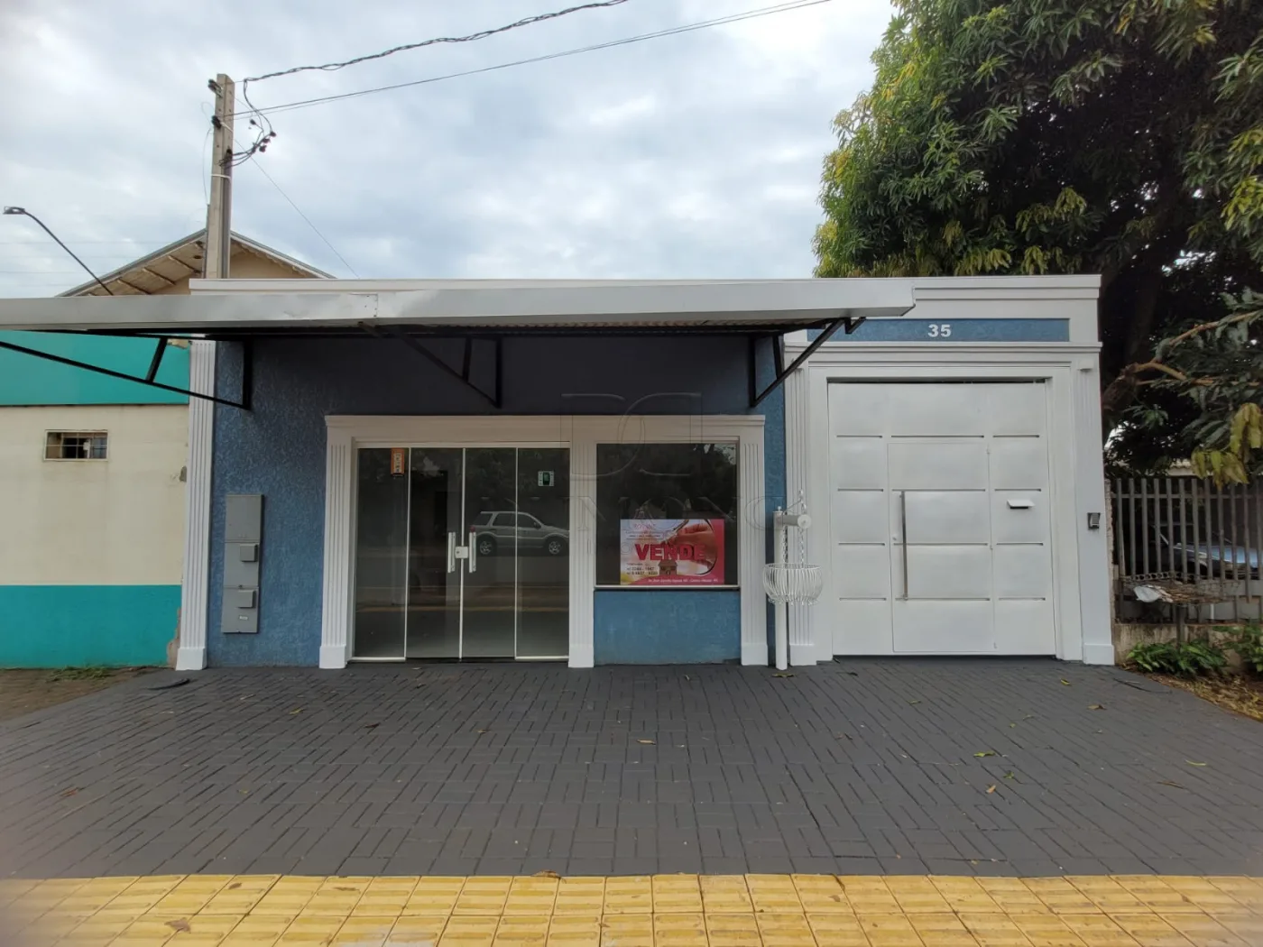 Casa com Sala Comercial à Frente, 2 Quartos, Garagem para 2 Carros e Espaço para Ampliar em Foz do Iguaçu.