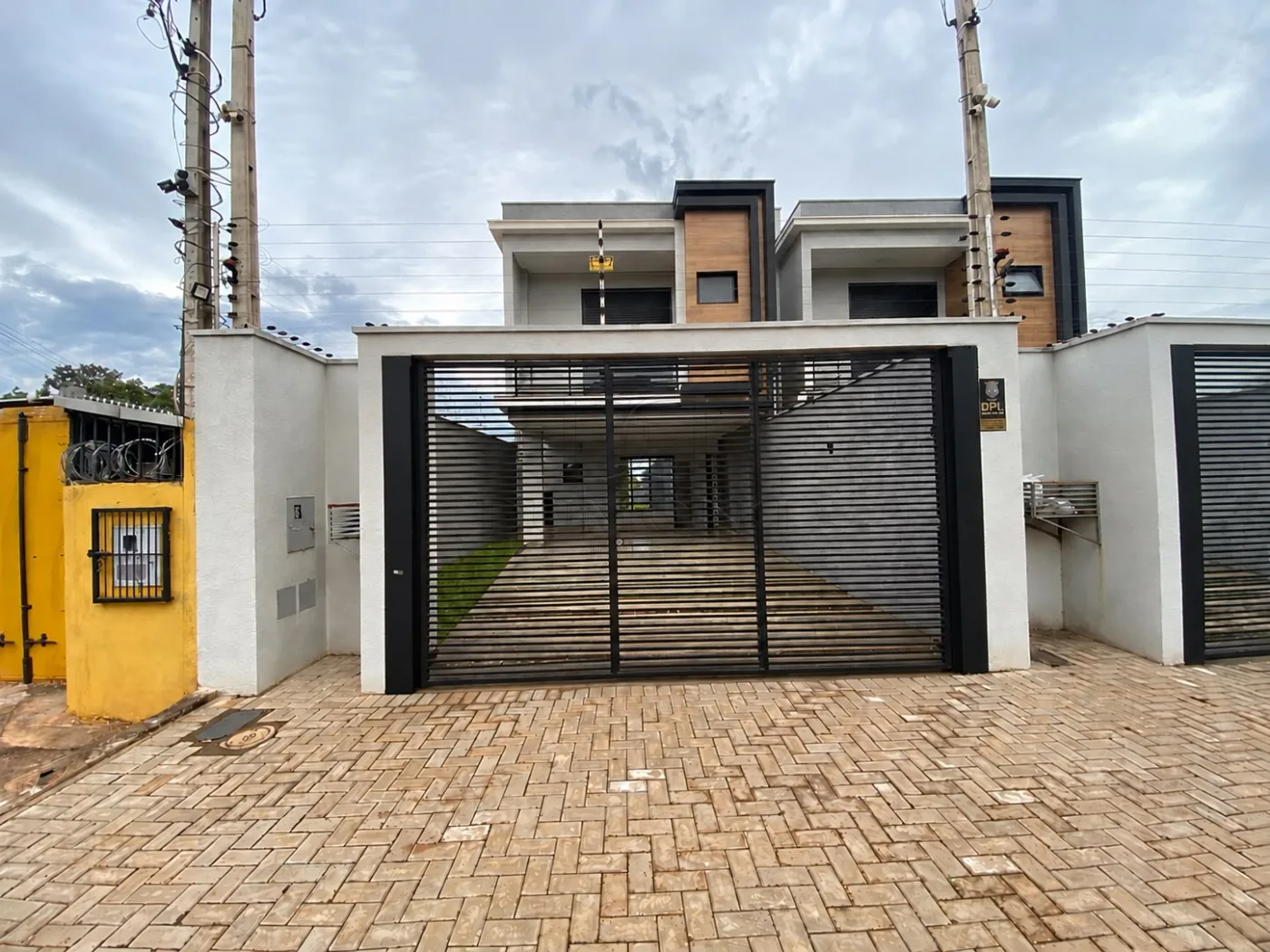 Seu novo lar pode estar no Jardim Lancaster! Sobrado com 3 quartos, sendo 1 suíte, em ótima localização.