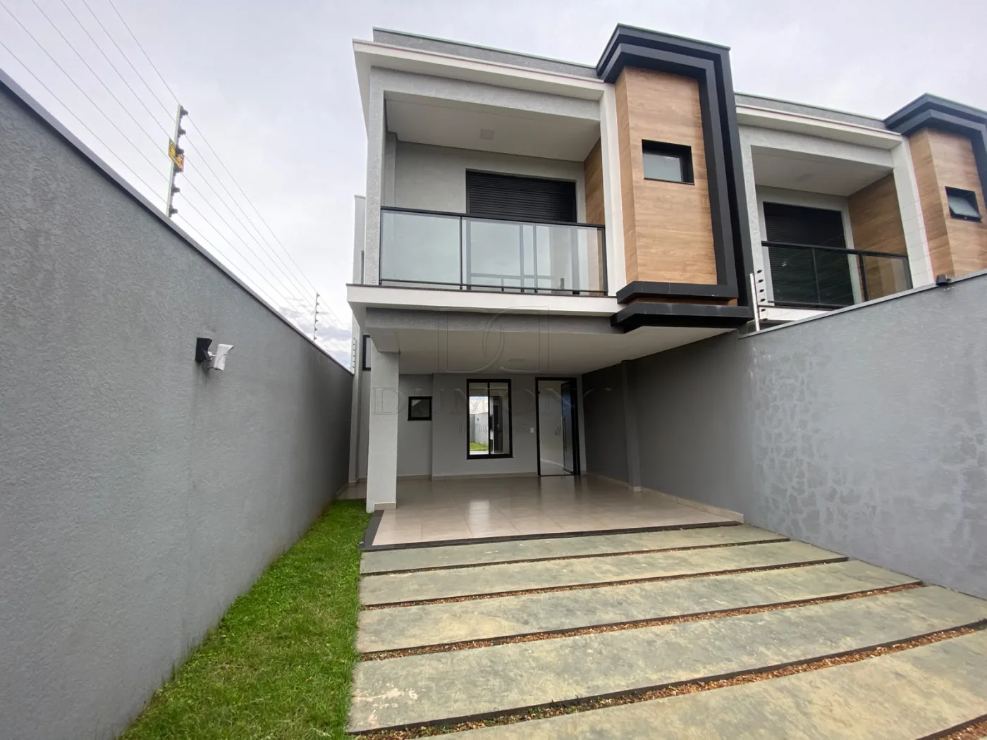 Seu novo lar pode estar no Jardim Lancaster! Sobrado com 3 quartos, sendo 1 suíte, em ótima localização.