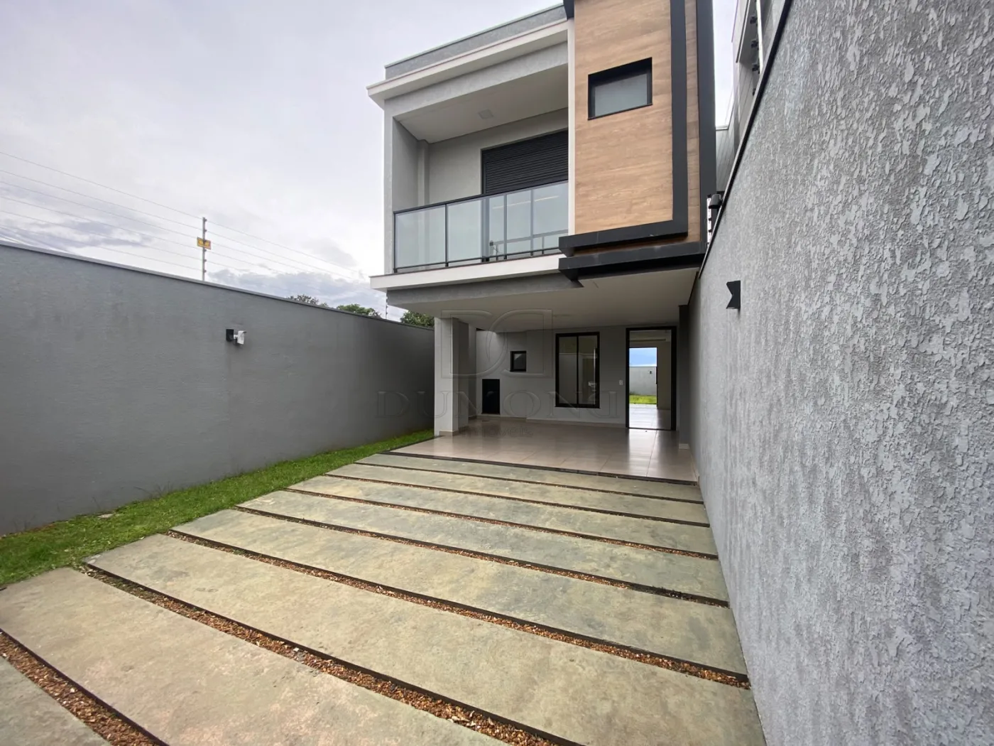 Seu novo lar pode estar no Jardim Lancaster! Sobrado com 3 quartos, sendo 1 suíte, em ótima localização.