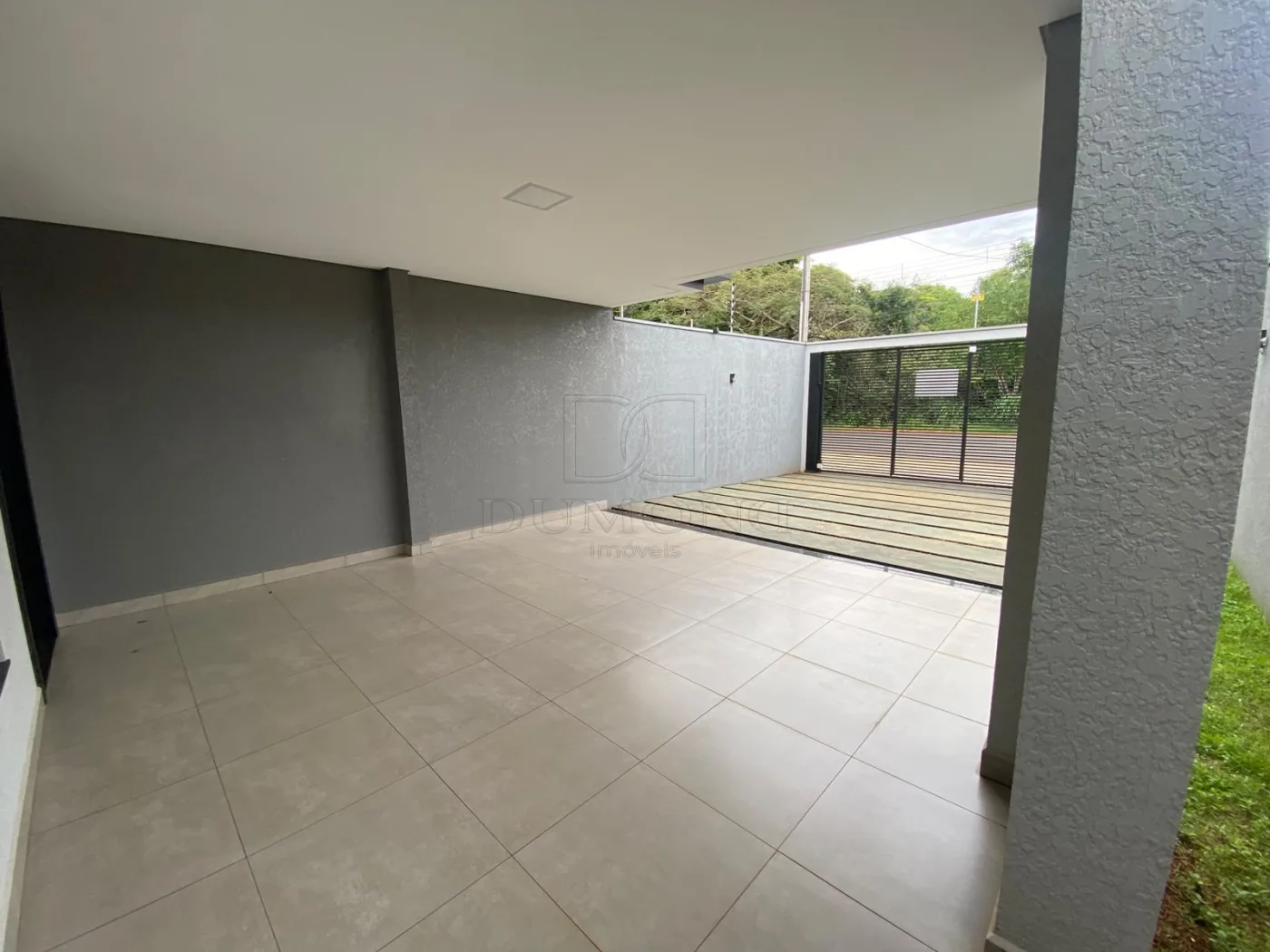 Seu novo lar pode estar no Jardim Lancaster! Sobrado com 3 quartos, sendo 1 suíte, em ótima localização.