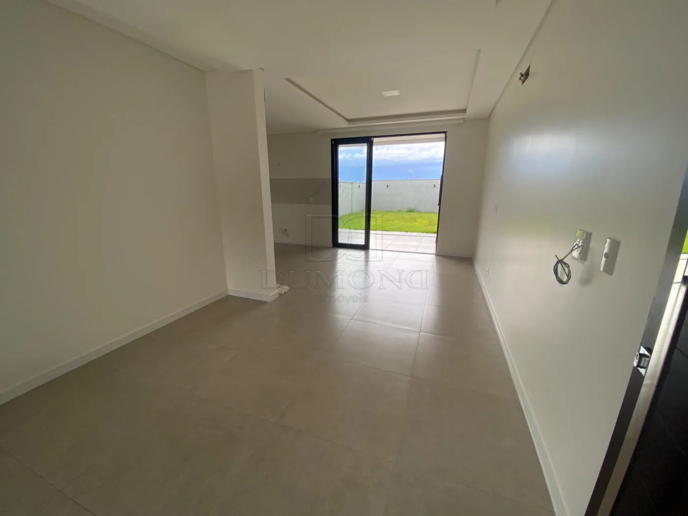 Seu novo lar pode estar no Jardim Lancaster! Sobrado com 3 quartos, sendo 1 suíte, em ótima localização.