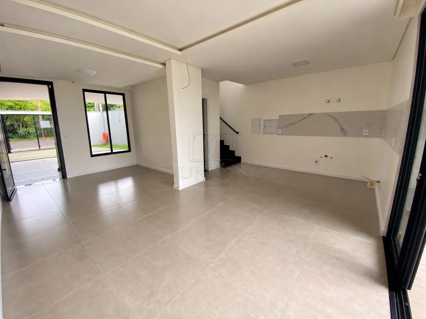 Seu novo lar pode estar no Jardim Lancaster! Sobrado com 3 quartos, sendo 1 suíte, em ótima localização.