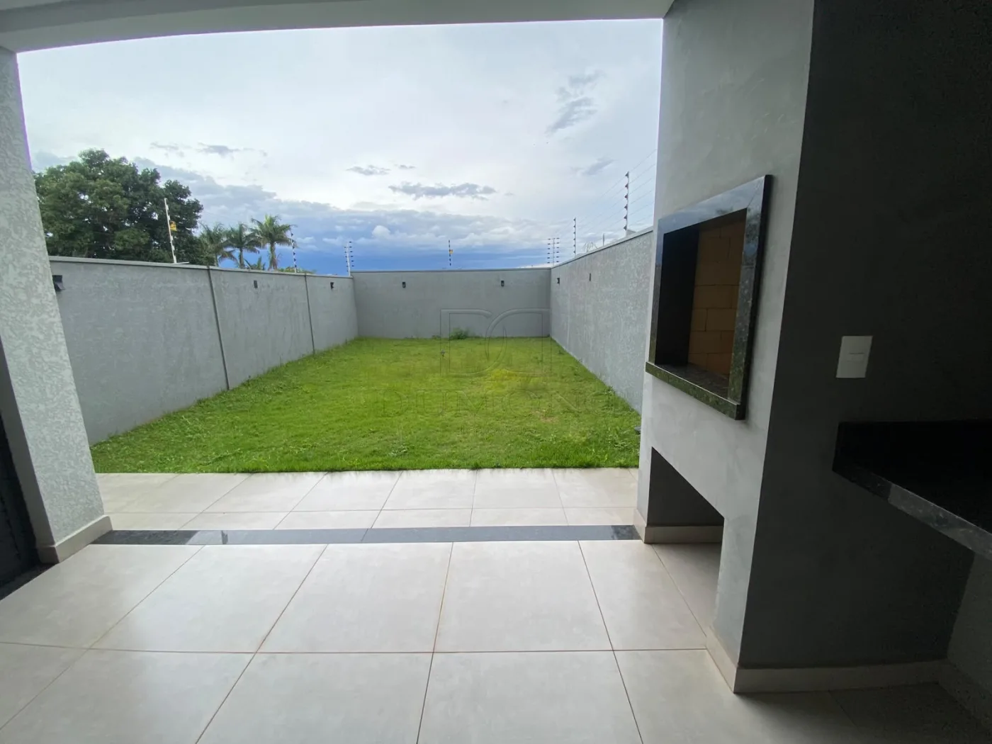 Seu novo lar pode estar no Jardim Lancaster! Sobrado com 3 quartos, sendo 1 suíte, em ótima localização.
