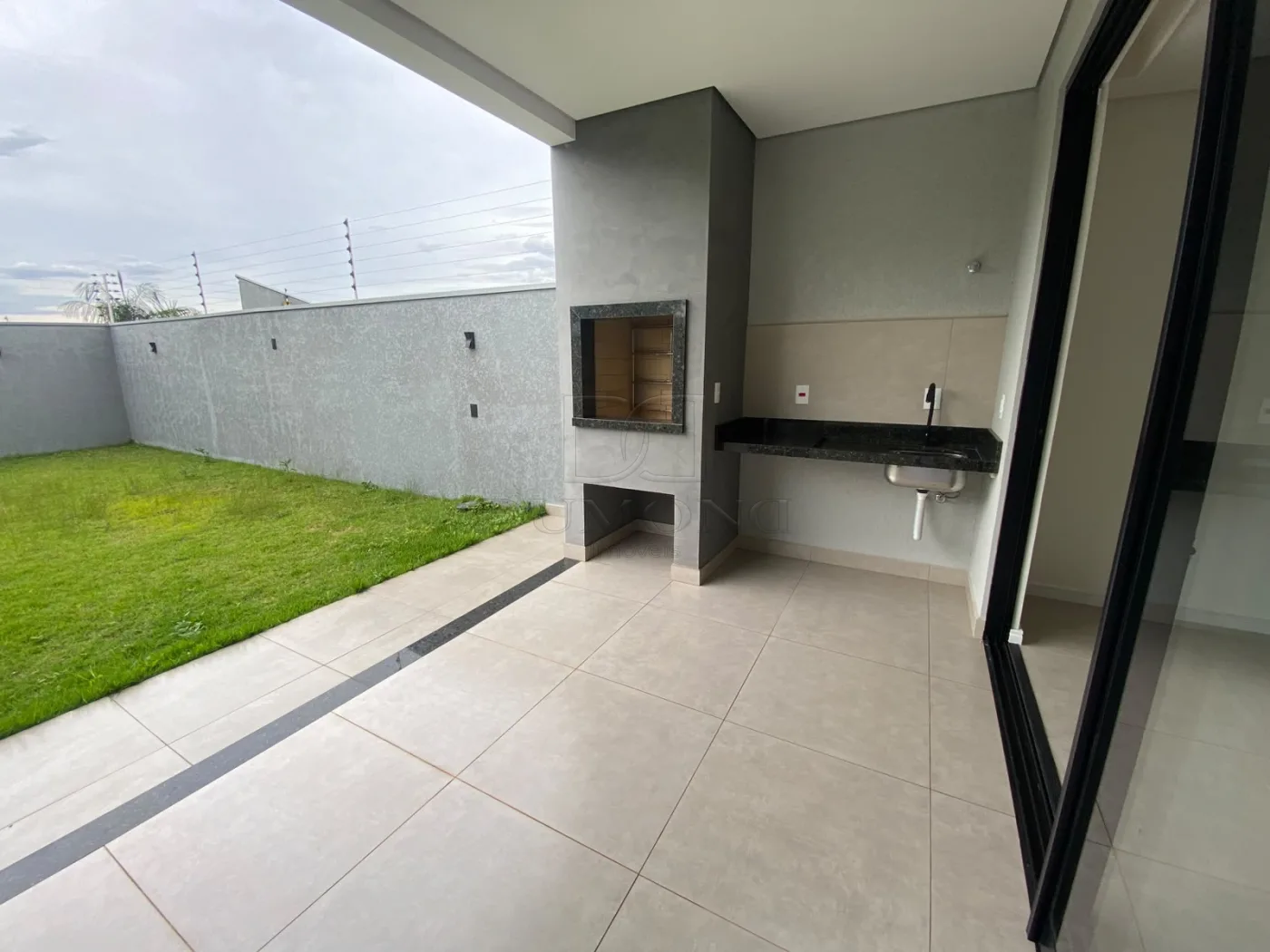 Seu novo lar pode estar no Jardim Lancaster! Sobrado com 3 quartos, sendo 1 suíte, em ótima localização.