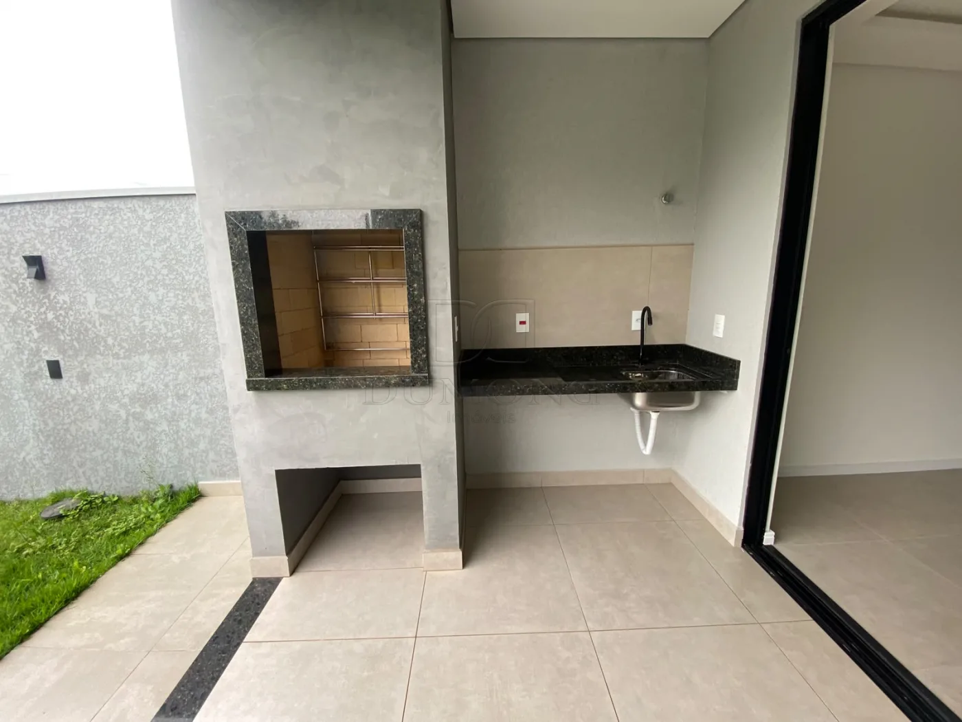 Seu novo lar pode estar no Jardim Lancaster! Sobrado com 3 quartos, sendo 1 suíte, em ótima localização.
