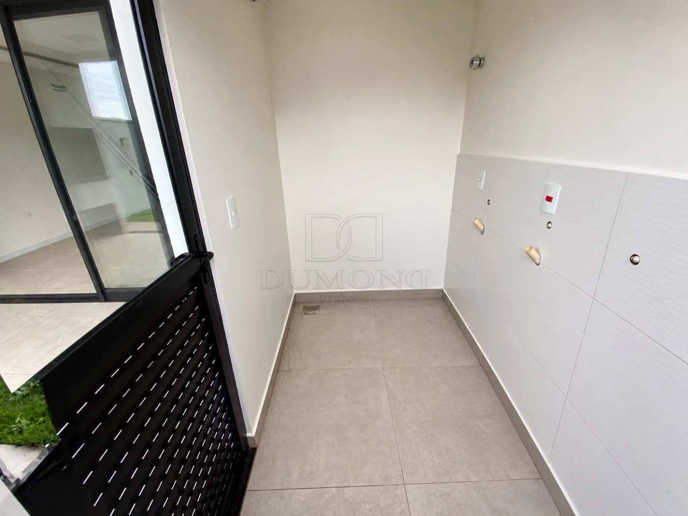 Seu novo lar pode estar no Jardim Lancaster! Sobrado com 3 quartos, sendo 1 suíte, em ótima localização.