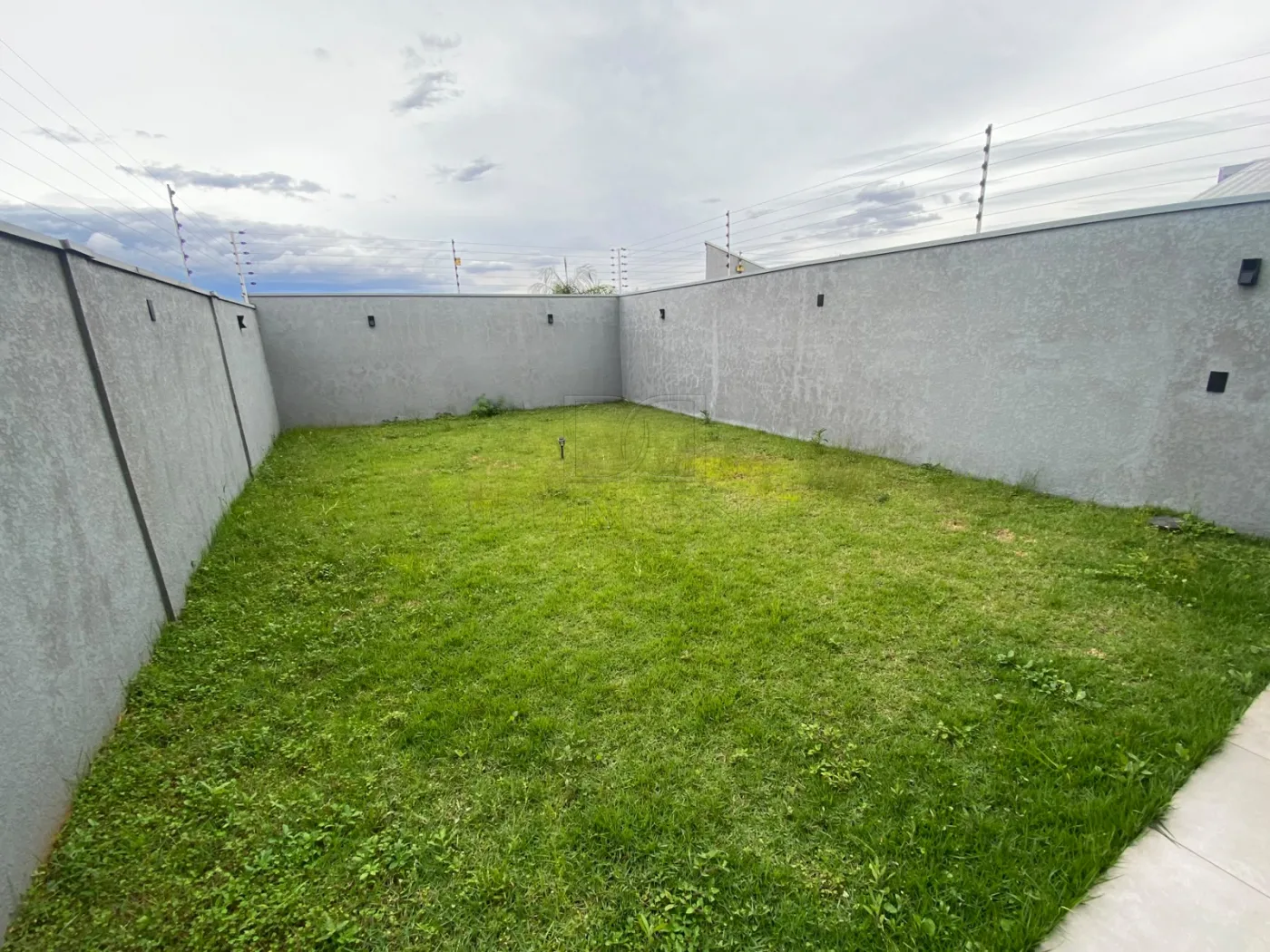 Seu novo lar pode estar no Jardim Lancaster! Sobrado com 3 quartos, sendo 1 suíte, em ótima localização.