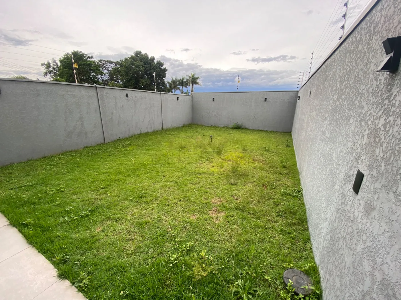Seu novo lar pode estar no Jardim Lancaster! Sobrado com 3 quartos, sendo 1 suíte, em ótima localização.