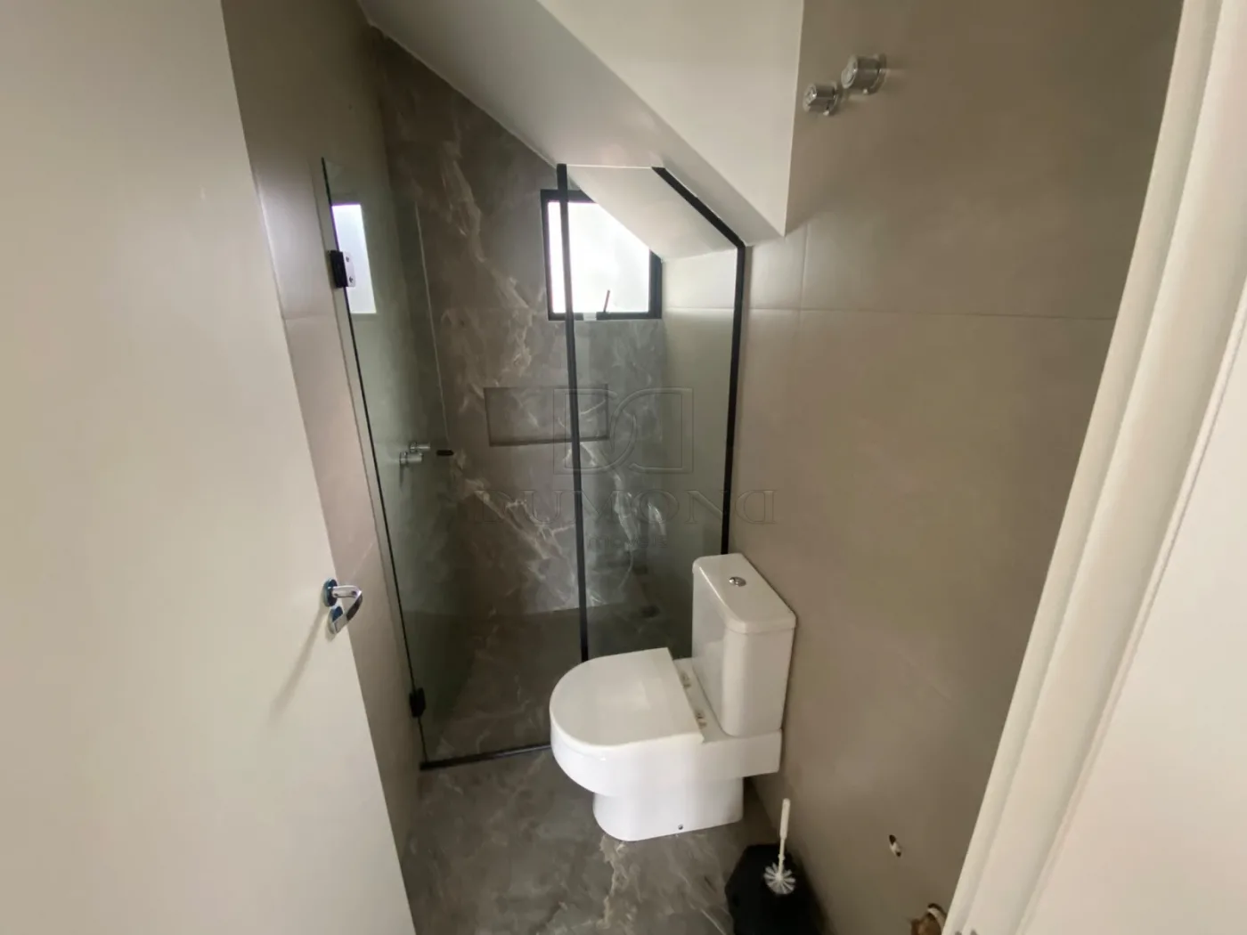Seu novo lar pode estar no Jardim Lancaster! Sobrado com 3 quartos, sendo 1 suíte, em ótima localização.