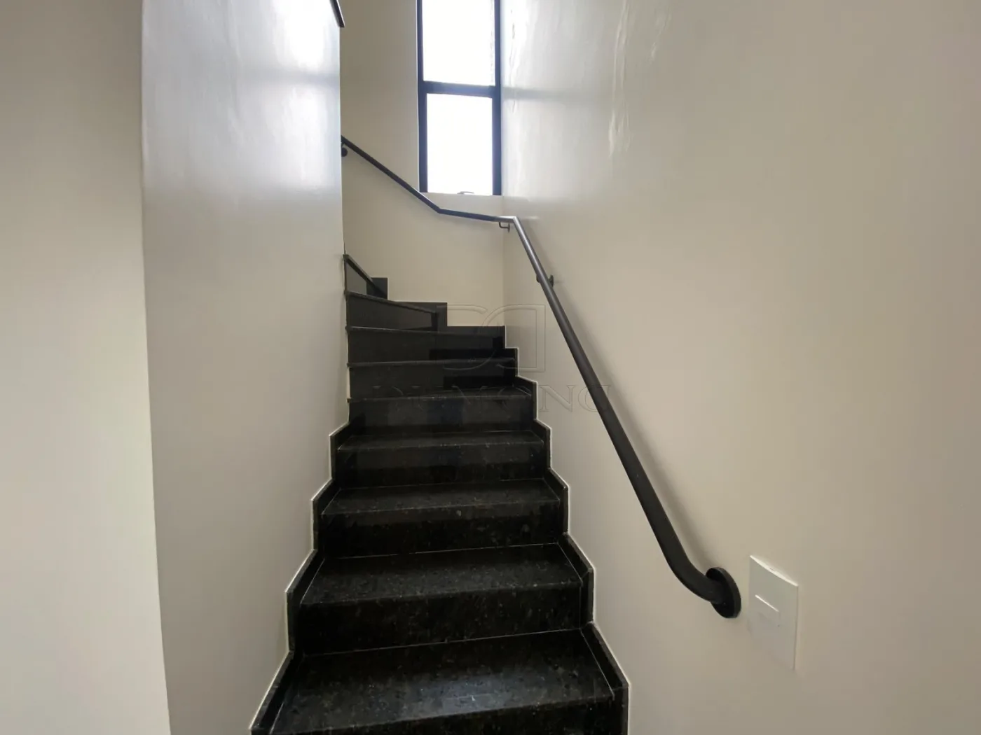Seu novo lar pode estar no Jardim Lancaster! Sobrado com 3 quartos, sendo 1 suíte, em ótima localização.