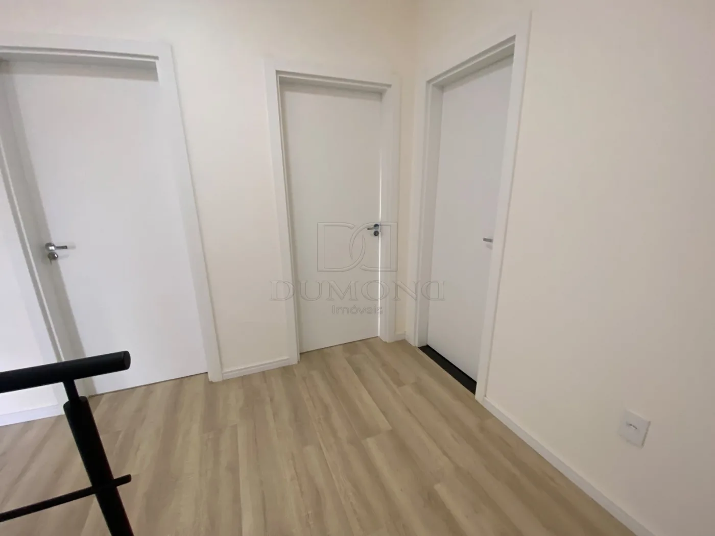 Seu novo lar pode estar no Jardim Lancaster! Sobrado com 3 quartos, sendo 1 suíte, em ótima localização.