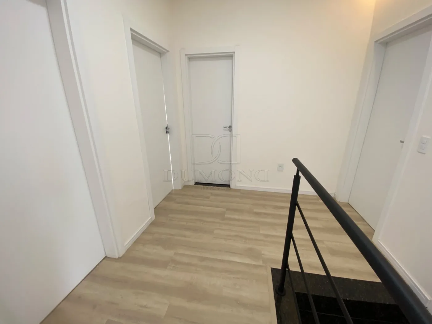 Seu novo lar pode estar no Jardim Lancaster! Sobrado com 3 quartos, sendo 1 suíte, em ótima localização.