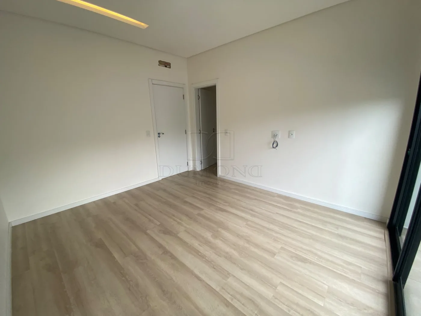 Seu novo lar pode estar no Jardim Lancaster! Sobrado com 3 quartos, sendo 1 suíte, em ótima localização.
