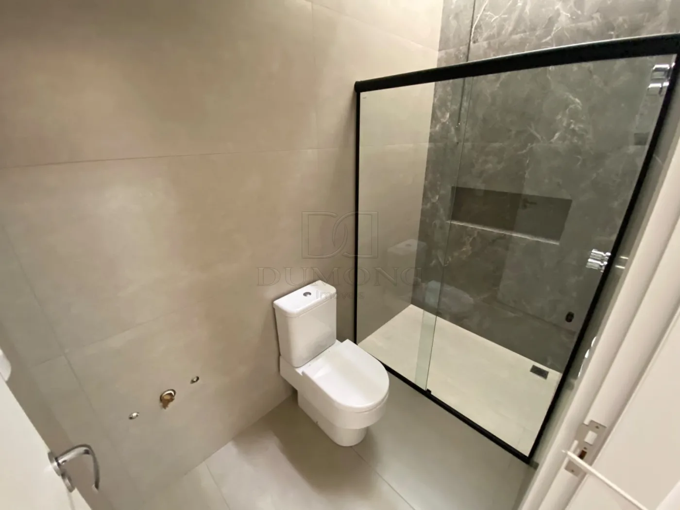 Seu novo lar pode estar no Jardim Lancaster! Sobrado com 3 quartos, sendo 1 suíte, em ótima localização.