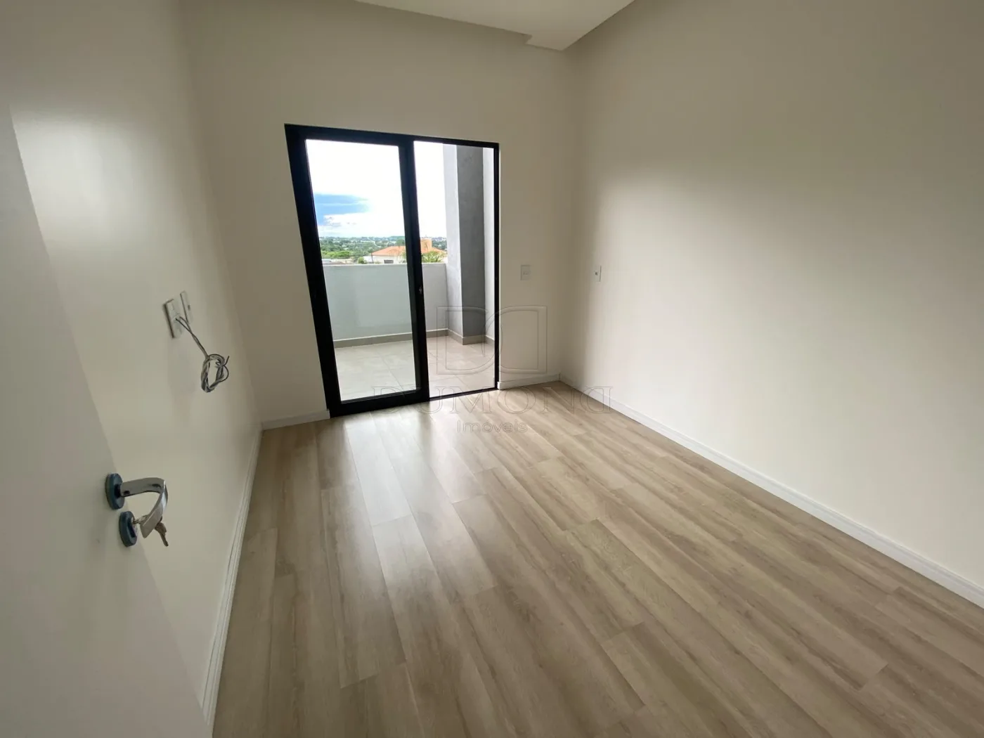 Seu novo lar pode estar no Jardim Lancaster! Sobrado com 3 quartos, sendo 1 suíte, em ótima localização.