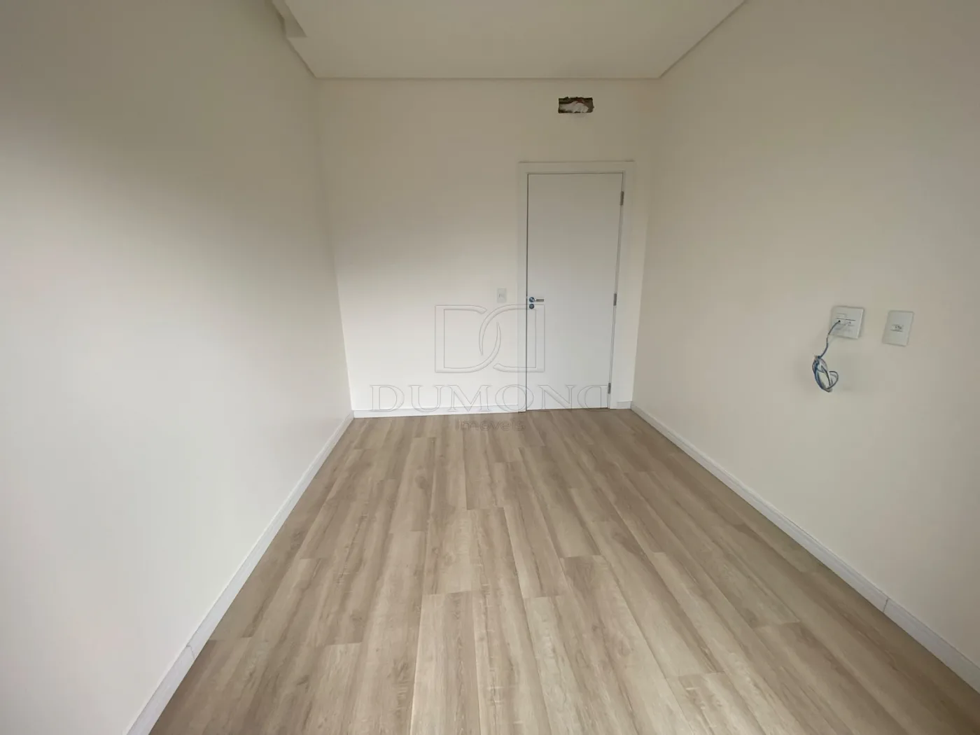 Seu novo lar pode estar no Jardim Lancaster! Sobrado com 3 quartos, sendo 1 suíte, em ótima localização.