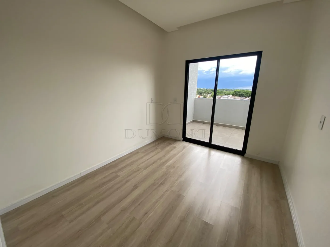 Seu novo lar pode estar no Jardim Lancaster! Sobrado com 3 quartos, sendo 1 suíte, em ótima localização.