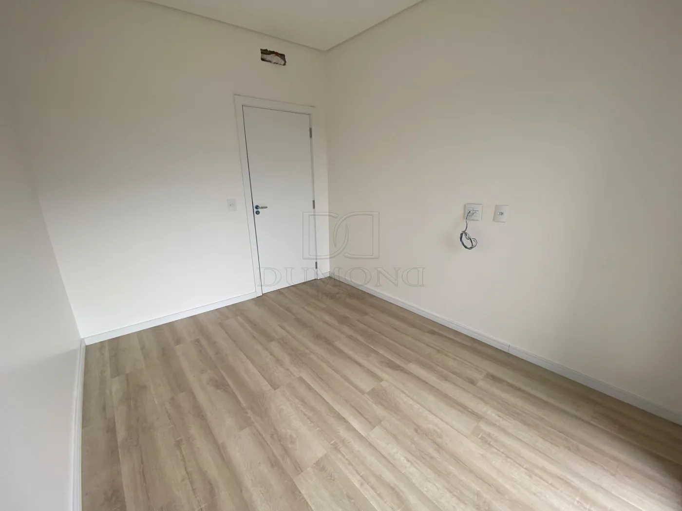 Seu novo lar pode estar no Jardim Lancaster! Sobrado com 3 quartos, sendo 1 suíte, em ótima localização.