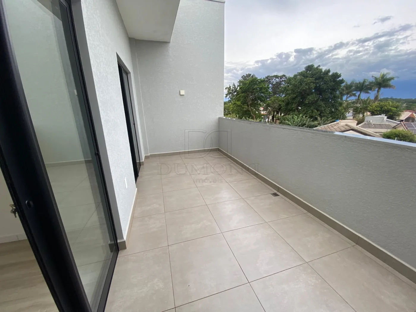 Seu novo lar pode estar no Jardim Lancaster! Sobrado com 3 quartos, sendo 1 suíte, em ótima localização.