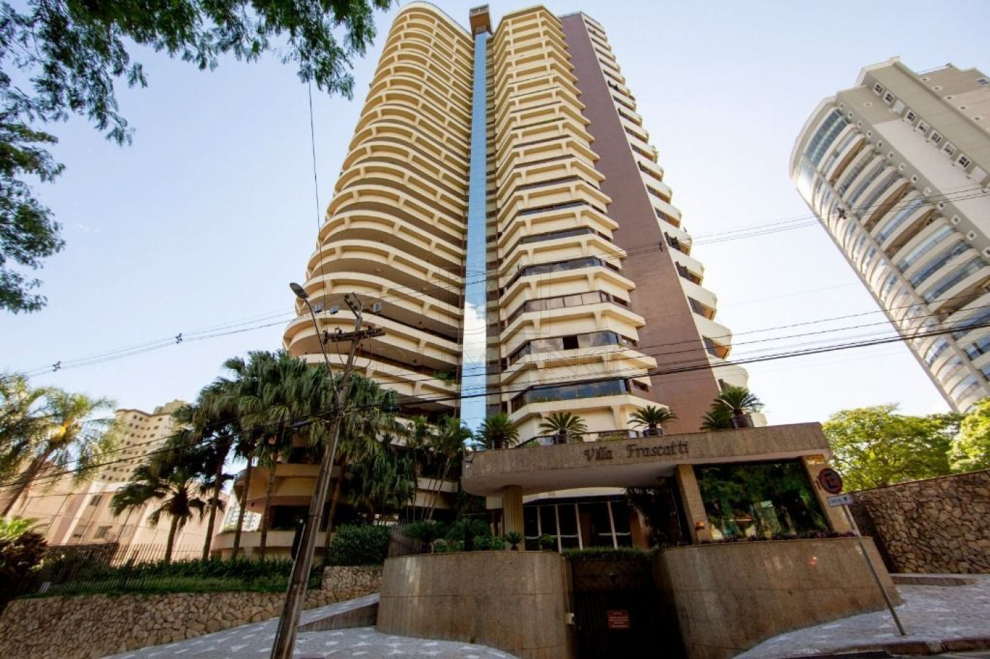 APARTAMENTO DE ALTO PADRÃO, TODO MOBILIADO, À VENDA E PARA LOCAÇÃO EM FOZ DO IGUAÇU!