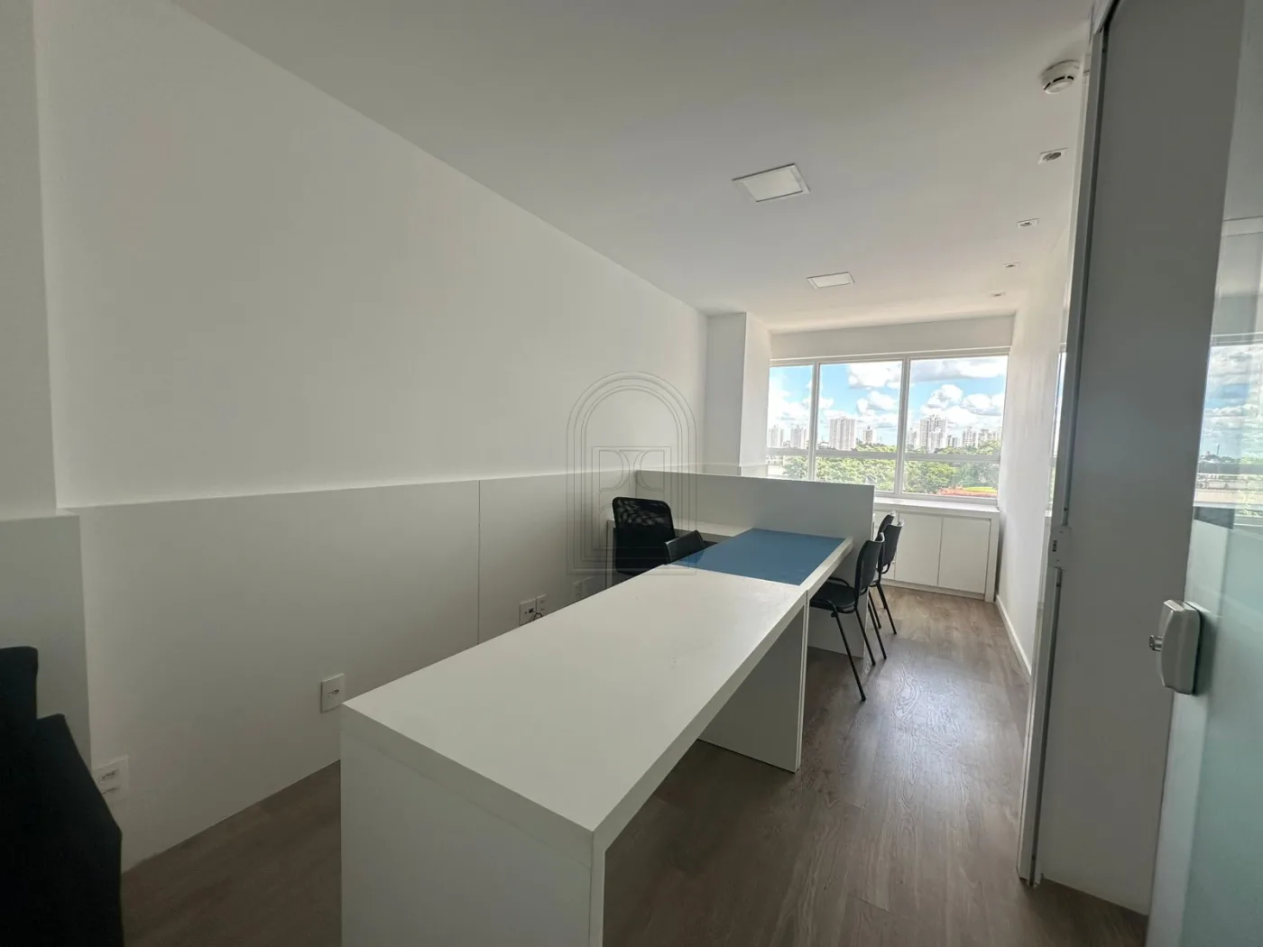 Alugar Comercial / Sala em Londrina R$ 3.100,00 - Foto 2
