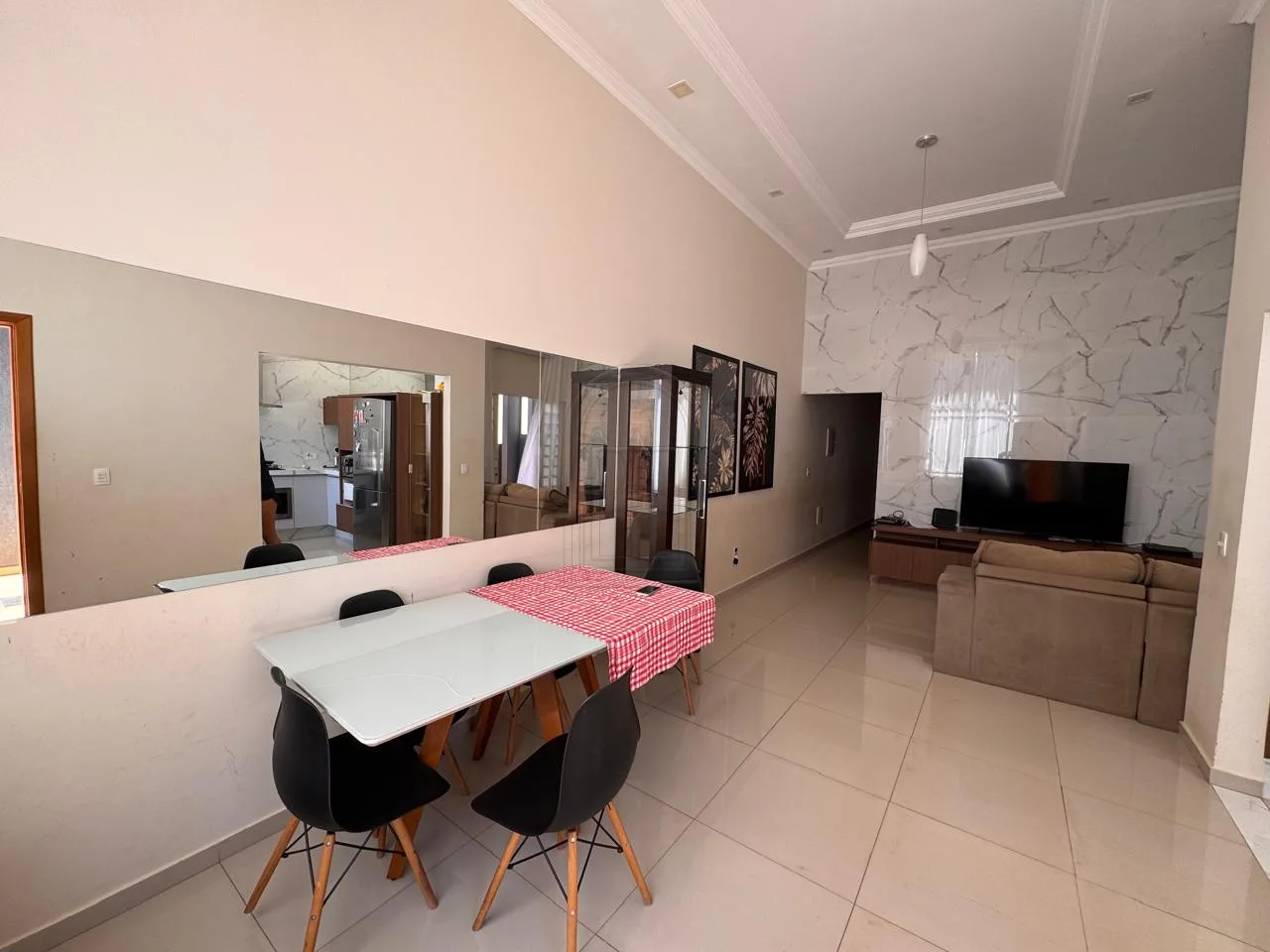 Comprar Casa / Padr&atilde;o em Londrina R$ 700.000,00 - Foto 3