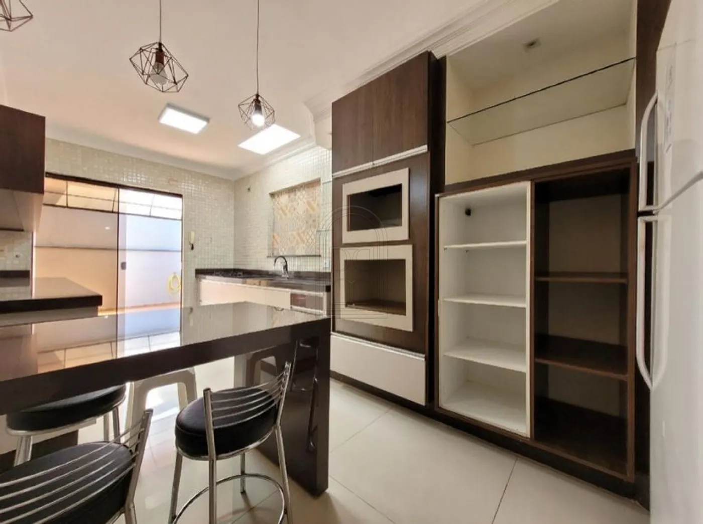 Alugar Apartamento / sobreloja em Maring&aacute; R$ 2.500,00 - Foto 2