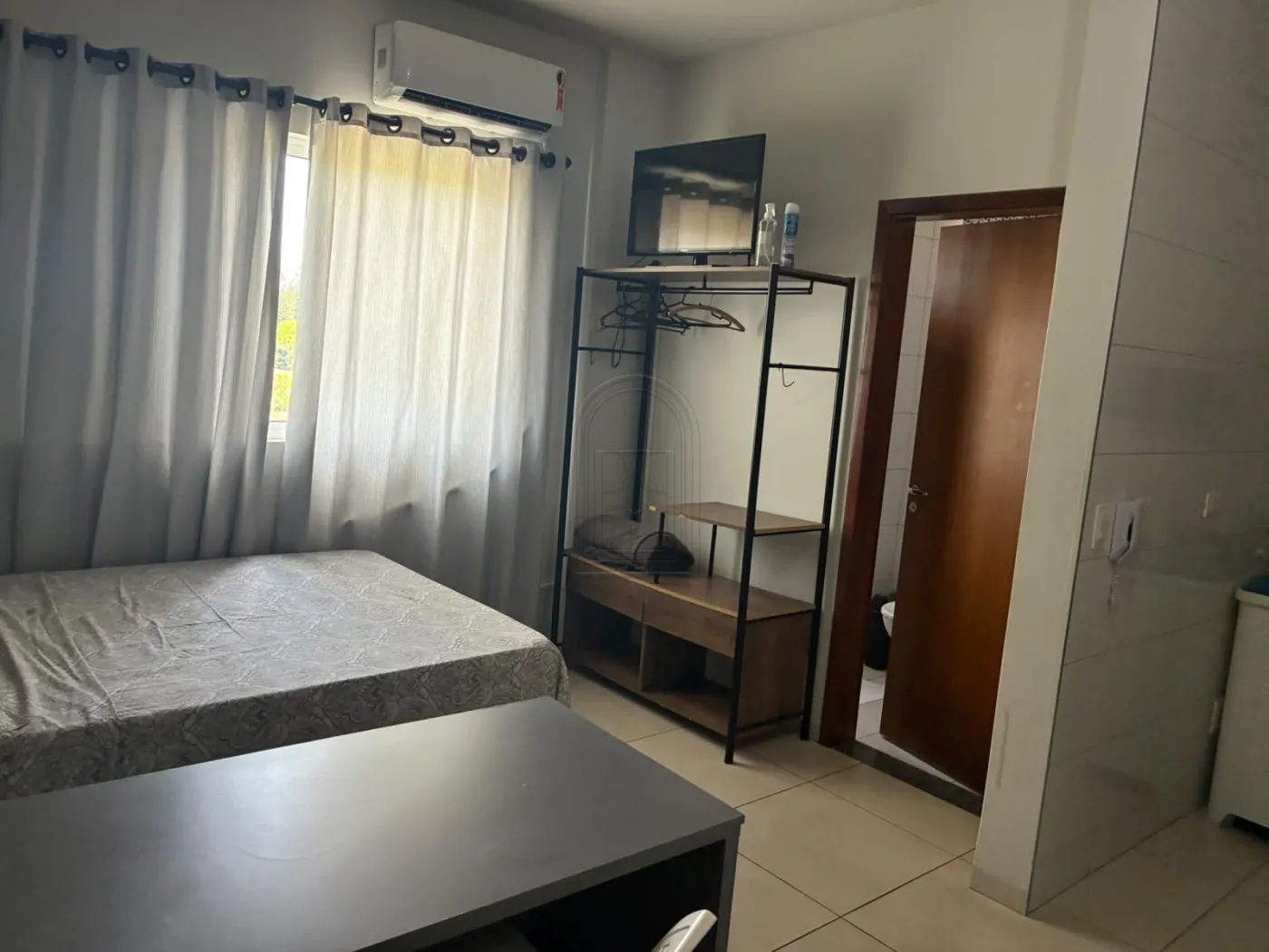 Comprar Apartamento / Kitnet em Maring&aacute; R$ 250.000,00 - Foto 4