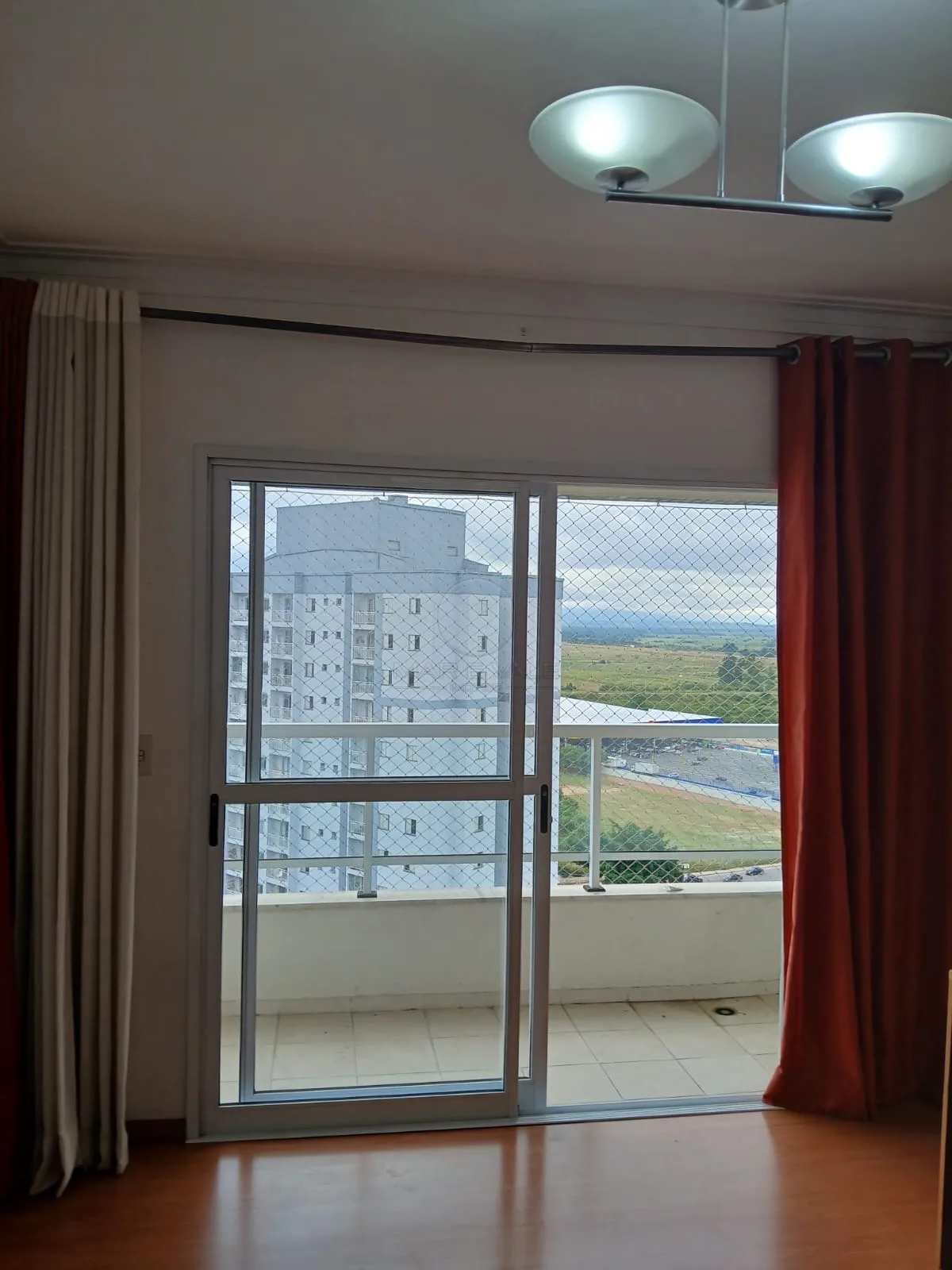 Alugar Apartamento / Padr&atilde;o em S&atilde;o Jos&eacute; dos Campos R$ 3.500,00 - Foto 2
