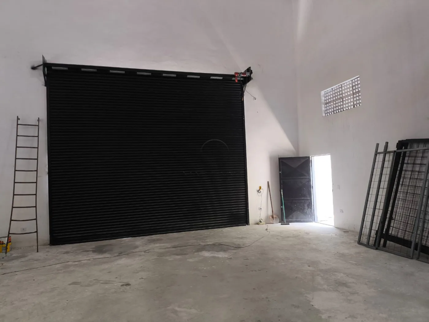 Alugar Comercial / Galp&atilde;o em S&atilde;o Jos&eacute; dos Campos R$ 8.900,00 - Foto 3