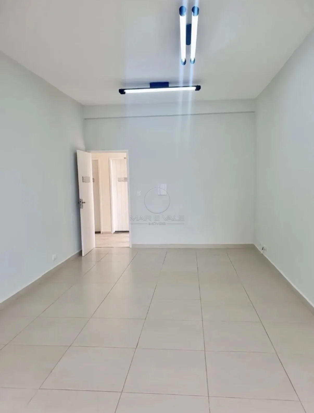 Alugar Comercial / Sala em Jacare&iacute; R$ 750,00 - Foto 2