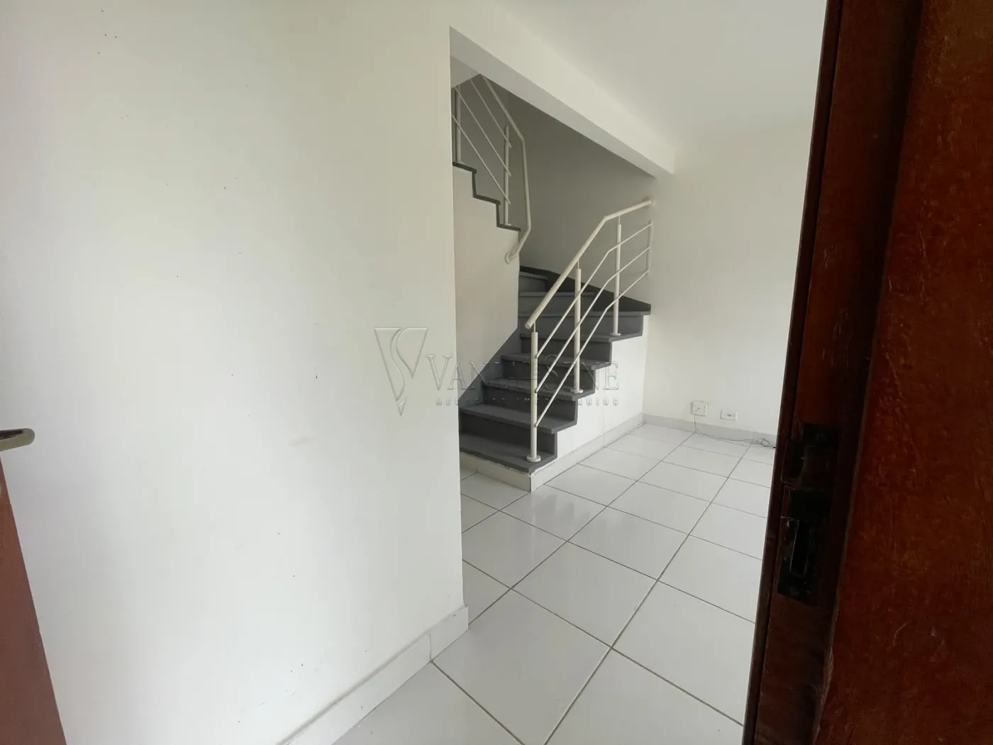 Alugar Casa / Condom&iacute;nio em S&atilde;o Jos&eacute; dos Campos R$ 2.200,00 - Foto 2